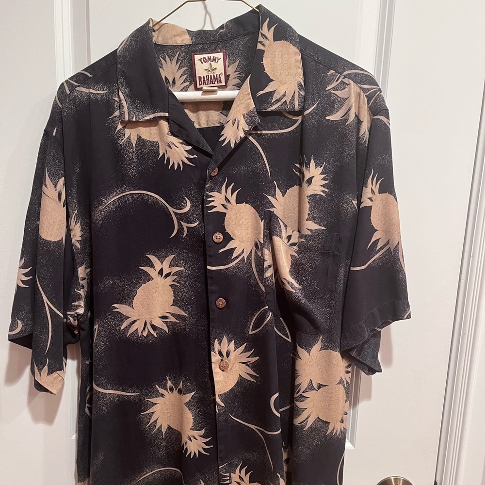 Tommy Bahama Mens Medium Pineapple Print Hawaiian Shirt 100% silk camp button